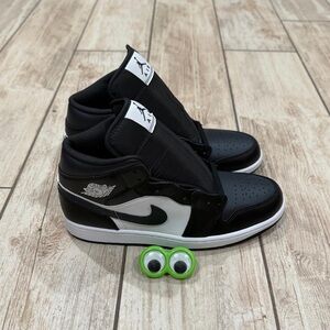 NEW Nike Air Jordan 1 Mid Black Off Noir Summit White